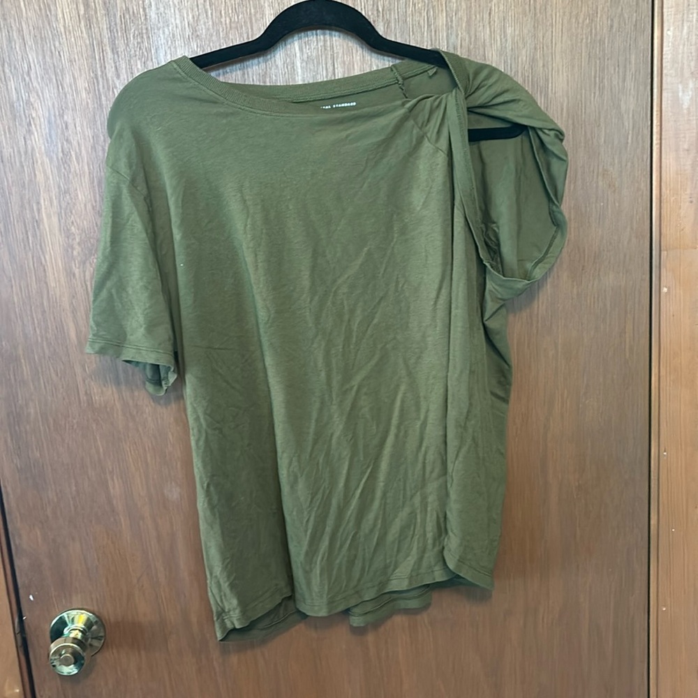Universal Standard Medium plus size 18 olive green twisted sleeve t-shirt
